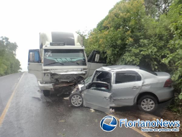 Casal e filha morrem em colisão entre carro e caminhão em Floriano.(Imagem:FlorianoNews)