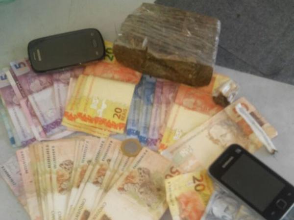 Dinheiro e droga apreendidos com os suspeitos.(Imagem:Divulgação/Polícia Militar)