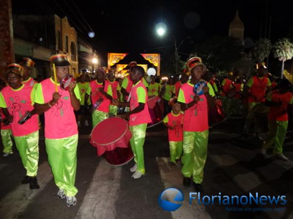 Cores, brilhos e samba no pé marcaram os desfiles das escolas de samba. (Imagem:FlorianoNews)