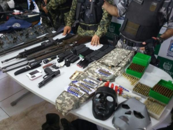 Armas apreendidas em Teresina utilizadas em assalto a banco no Piauí.(Imagem: Ellyo Teixeira / G1)