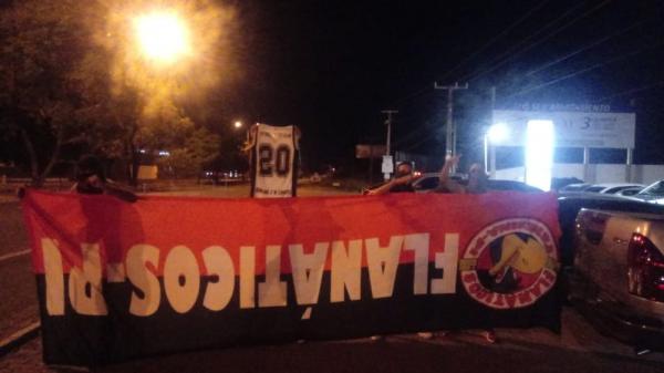 Agressores retiraram a faixa do bar e postaram foto em rede social.(Imagem:Divulgação/Polícia Civil)