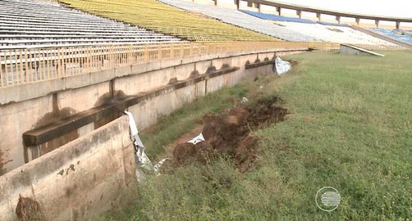 Parte do fosso foi derrubado e começa a destruir gramado lateral do estádio.(Imagem:TV Clube)