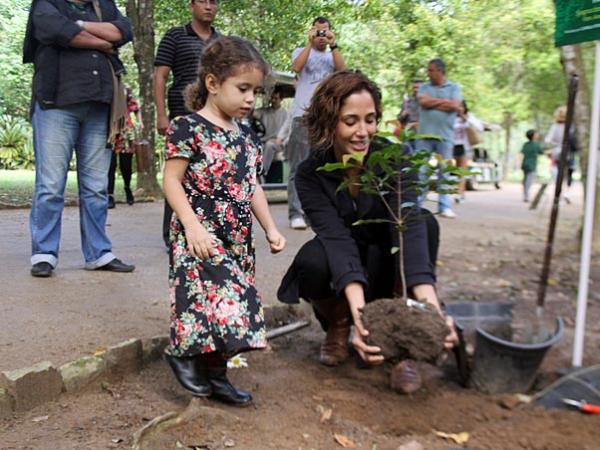 Camila Pitanga e a filha, Antônia, plantam árvore no Jardim Botânico, no Rio de Janeiro.(Imagem:Divulgação)