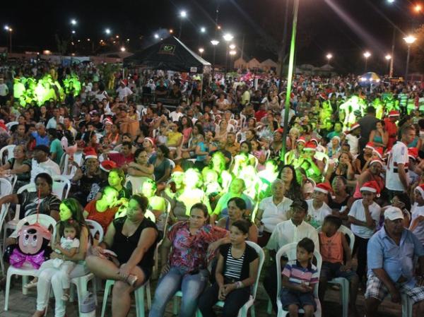 Centenas de pessoas acompanharam a festa de lançamento. (Imagem:Ellyo Teixeira/G1)