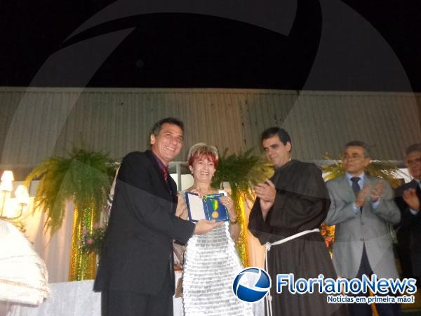 Prefeito Gilberto Júnior concedeu honraria a professora Rubenita Ferreira.(Imagem:FlorianoNews)
