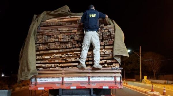 PRF apreende veículo de carga com madeira sem licença ambiental em Floriano.(Imagem:PRF)