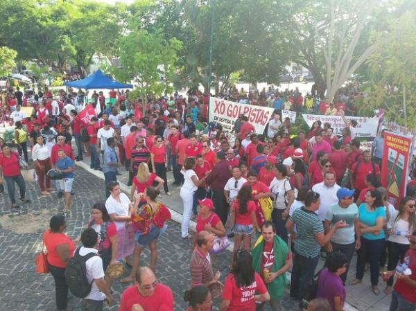 Manifestantes fazem ato pró-Dilma na Praça Pedro II, em Teresina.(Imagem:Ellyo Teixeira/G1)