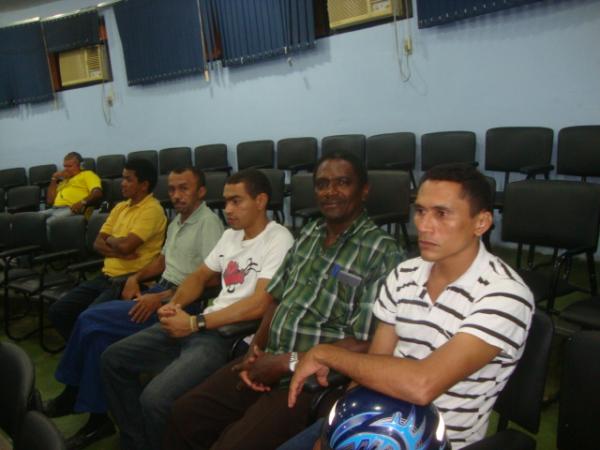 Músicos da banda do municipio de Floriano durante sessão na Câmara Municipal de Floriano(Imagem:redação)