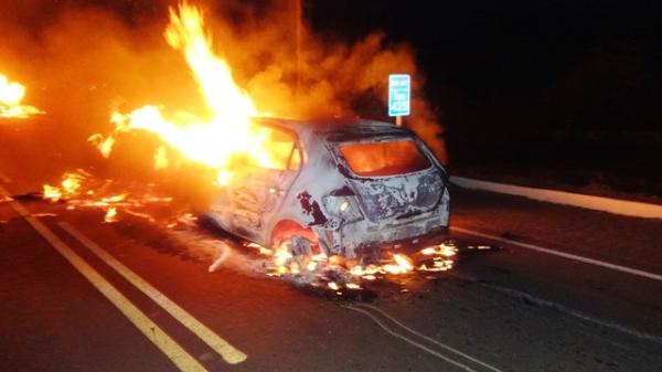 Homem morre carbonizado dentro do carro após colidir em caminhão.(Imagem:Portal Grande Picos)