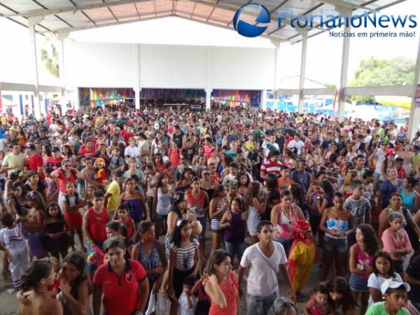 Matinê de carnaval reúne centenas de foliões no CEC.(Imagem: FlorianoNews)