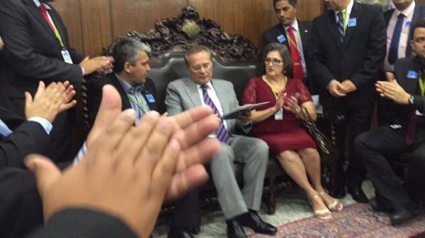 Maurício Bezerra entrega carta de vereadores ao senador Renan Calheiros.(Imagem:Arquivo pessoal)