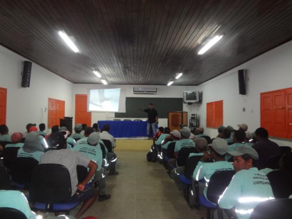 Reunião com equipe de limpeza urbana discutiu normas de segurança.(Imagem:FlorianoNews)