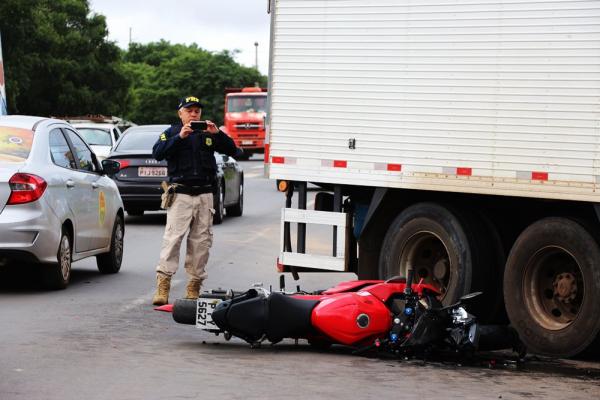 Colisão entre moto e caminhão deixa um ferido na BR 343 em Teresina(Imagem:Jonas Carvalho/GP1)