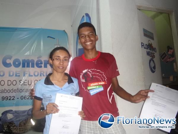 Elizângela Arrais (Redatora do Portal FlorianoNews) e Renato Santana (Ganhador da Promoção)(Imagem:FlorianoNews)