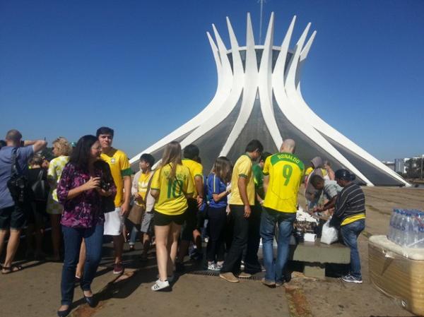 Turistas brasileiros e estrangeiros visitaram a Catedral neste sábado.(Imagem:Raquel Morais / G1)