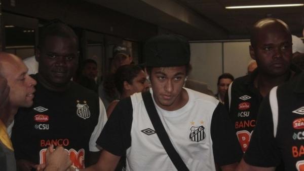 Neymar desembarca em Cumbica, acompanhado por seguranças.(Imagem: Futura Press)