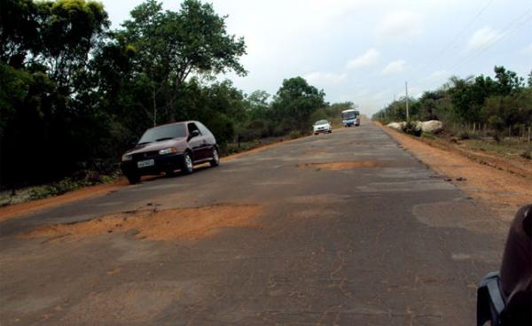 Trânsito esta complicado, os motoristas tem que fazer artes no volante para evitar os buracos(Imagem:Acesse Piauí)