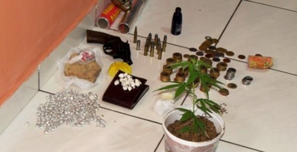 Droga, dinheiro, arma e até pé de maconha foram apreendidos.(Imagem:Daniel Santos/Proparnaiba.com)