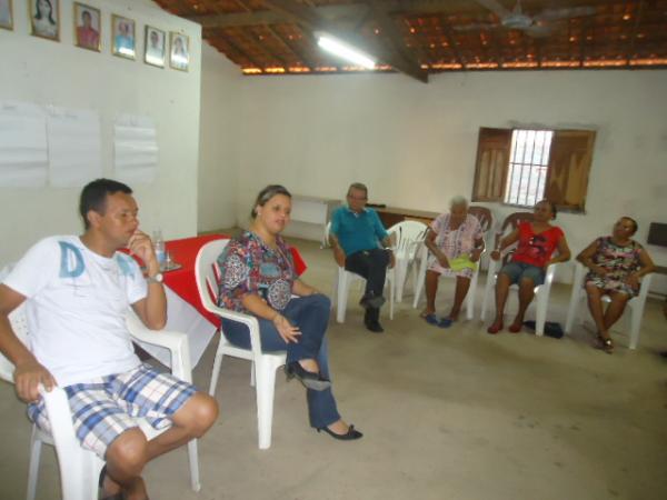 Moradores do bairro Irapuá II participam de palestra sobre a dengue.(Imagem:FlorianoNews)