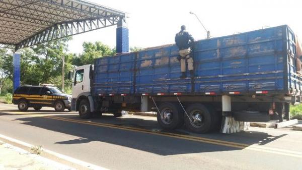 PRF apreende caminhão com madeira ilegal em Floriano.(Imagem:PRF)