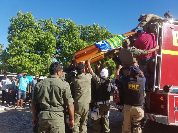 Policial Militar é sepultado com guarda de honra e salva de tiros em Floriano.(Imagem:Jc24horas)