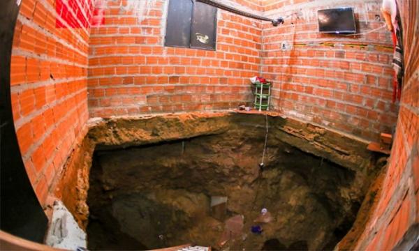 Casa na zona Norte que abriu cratera de 7 metros em quarto será demolida.(Imagem:CidadeVerde.com)