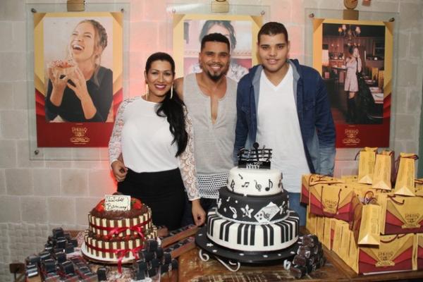 Naldo com Ellen Cardoso, a Mulher Moranguinho, e o filho, Pablo.(Imagem:Thyago Andrade/Foto Rio News)