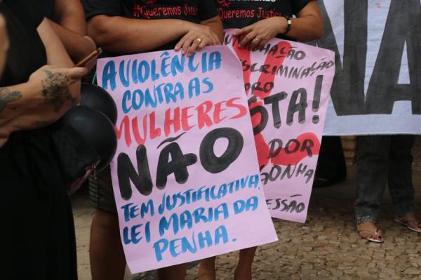 Mulheres fazem protesto diante do Fórum de Altos em apoio a vítimas de violência.(Imagem:Andrê Nascimento/ G1 PI)