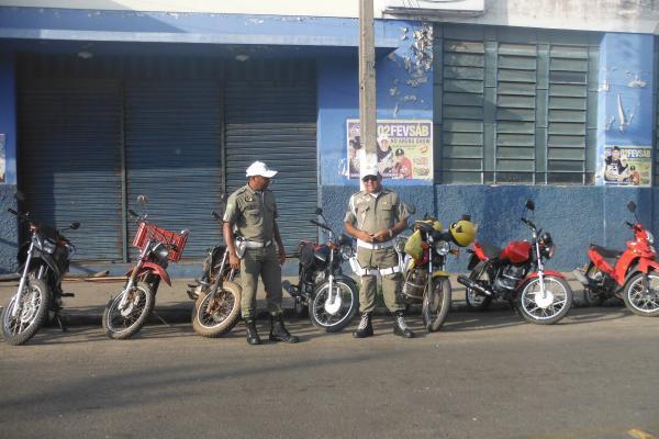 Iniciada opera&ccedil;&atilde;o de desobstru&ccedil;&atilde;o do tr&acirc;nsito no centro de Floriano(Imagem:FlorianoNews)