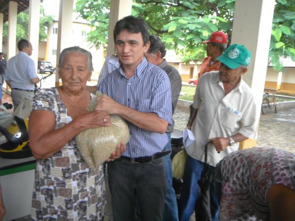 Pequenos produtores rurais de Floriano recebem sementes de milho e feijão.(Imagem:FlorianoNews)