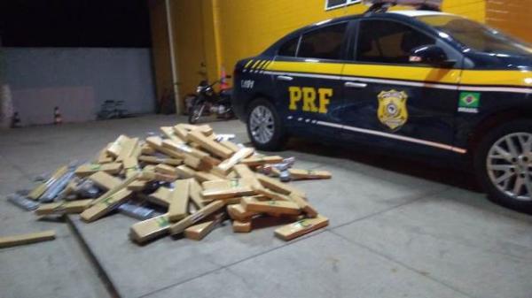 PRF prende condutor que transportava 300 kg de  droga no caminhão.(Imagem:PRF)