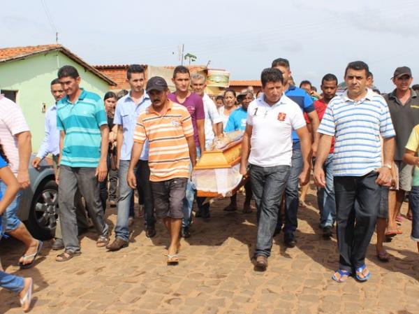 Velório da primeira-dama foi acompanhado pelos moradores.(Imagem:Catarina Costa / G1)