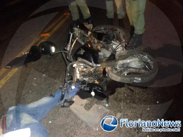 Colisão frontal entre moto e carreta deixa um morto na BR-230.(Imagem:FlorianoNews)