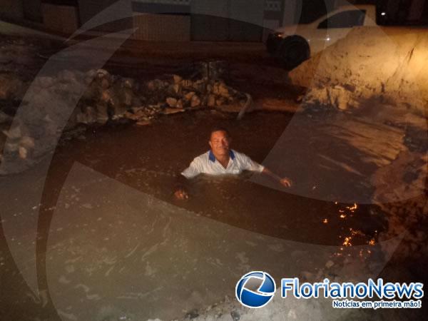 Rompimento em rede de distribuição provoca falta de água em Floriano.(Imagem:FlorianoNews)