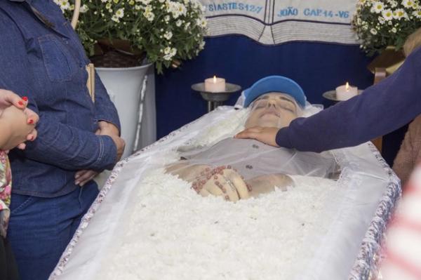 Corpo de Celso Santebanes, o Ken Humano, é velado em Araxá, Minas Gerais.(Imagem:EGO)