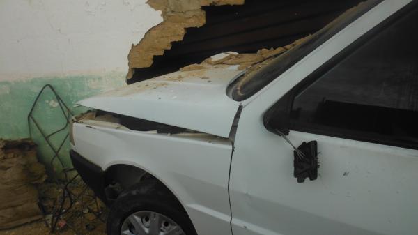 Motorista perde controle de automóvel e colide frontalmente com muro(Imagem:FlorianoNews)