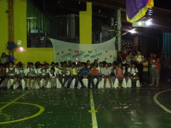 Alunos da Escola Pequeno Príncipe lançam livro de poesias.(Imagem:FlorianoNews)
