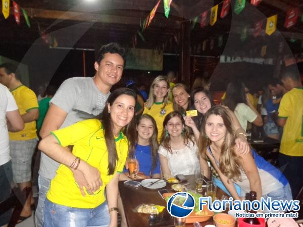 Após jogo do Brasil, torcedores comemoraram empate no cais da Beira-Rio.(Imagem:FlorianoNews)