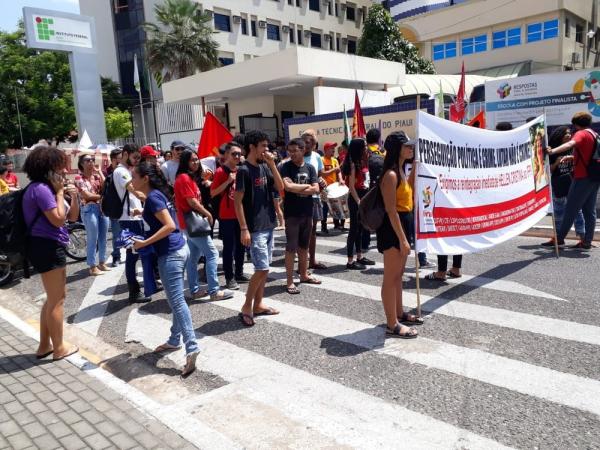 Estudantes e alunos fazem protesto diante do campus Central do Instituto Federal do Piauí, em Teresina.(Imagem:Divulgação/ Sindifpi)