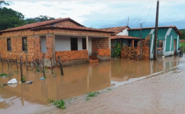 No norte do Piauí chuva forte provoca alagamento.(Imagem:Portalr10)