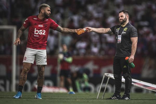 Thiago fica no pé dos jogadores na beira do gramado.(Imagem:Pedro Martins / Foto FC)