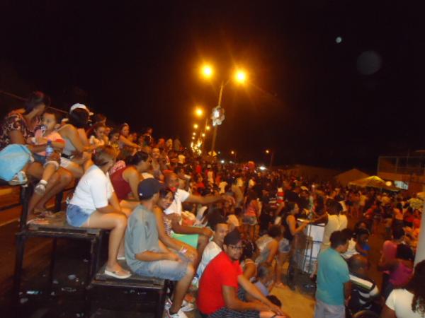 Arrocha Um, Aperta o Outro e Caipira brilham na última noite de desfiles em Floriano.(Imagem:FlorianoNews)