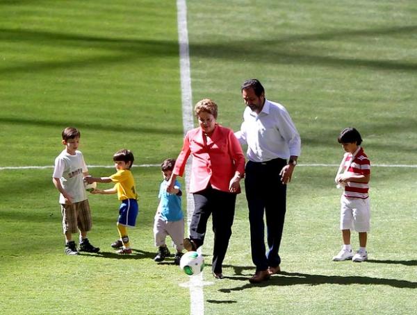 Dilma dá o pontapé inicial do novo Mané Garrincha.(Imagem:Adalberto Marques / Ag. Estado)