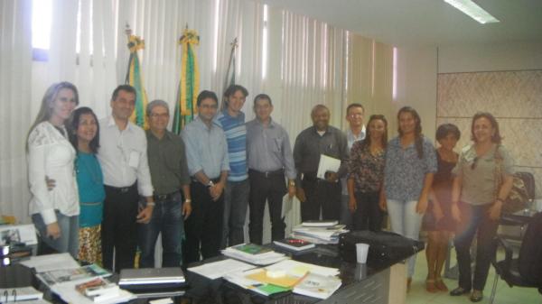 Prefeito de Floriano se reúne com integrantes da Coordenadoria de Enfrentamento às Drogas.(Imagem:FlorianoNews)