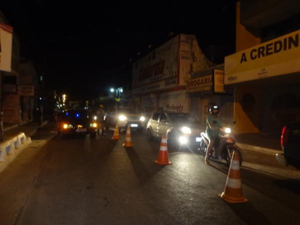 Polícia Militar realizou blitz no centro de Floriano.(Imagem:FlorianoNews)