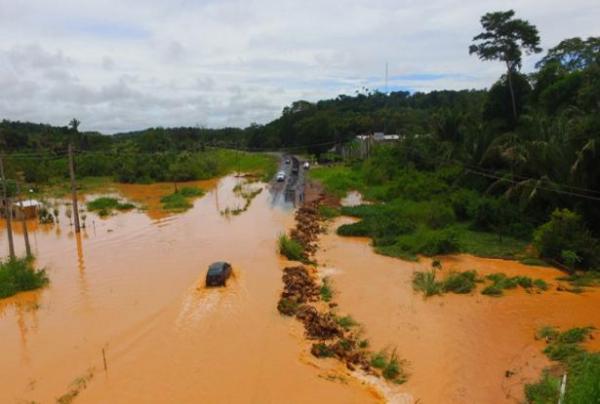 Queda de barreira e alagamentos interditam BR-343 na saída para Altos.(Imagem:PRF)