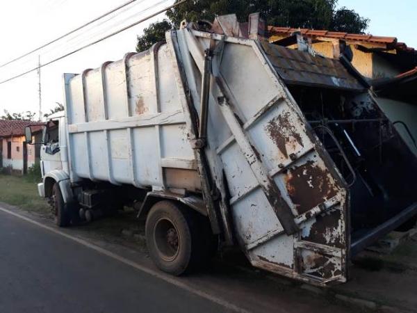 PRF apreende veículo coletor de lixo que ostentava placas de motocicleta em Amarante.(Imagem:PRF-PI)