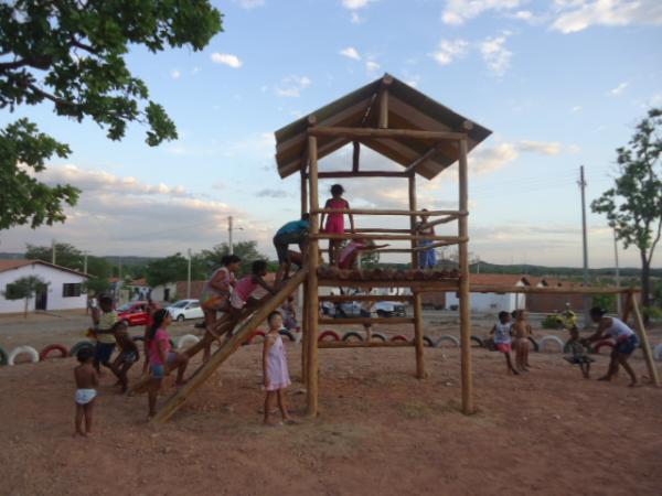 Rotary realiza entrega de parque infantil e distribuição de roupas em Floriano.(Imagem:FlorianoNews)