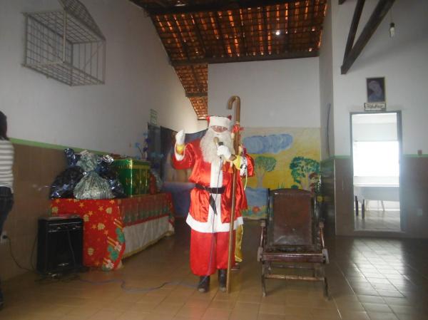 Papai Noel participou de confraternização de Natal na APAE de Floriano.(Imagem:FlorianoNews)