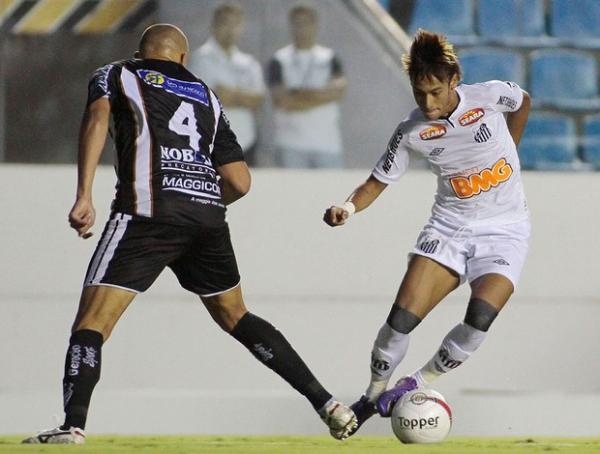 Neymar sofreu dez das 19 faltas cometidas pelo Comercial.(Imagem:Fernando Coca/Agência Estado)